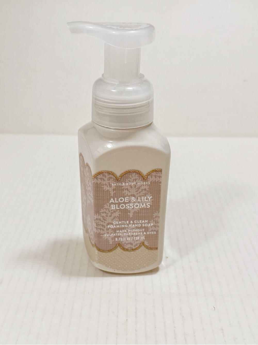 Bath & Body Works Aloe & Lily Blossoms Foaming Hand Soap - Cream & Gold Accents